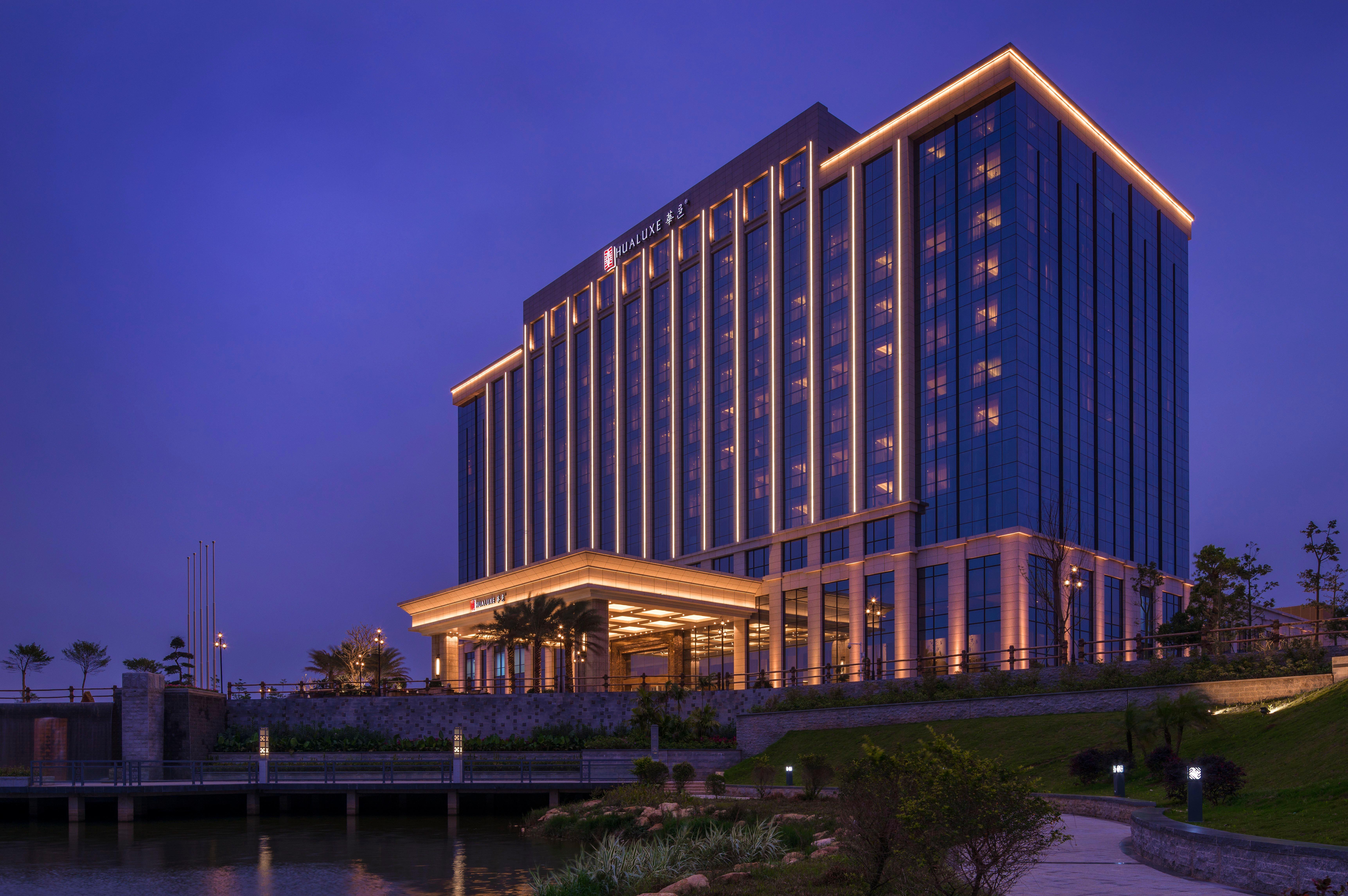 Hualuxe Yangjiang City Center Exterior photo